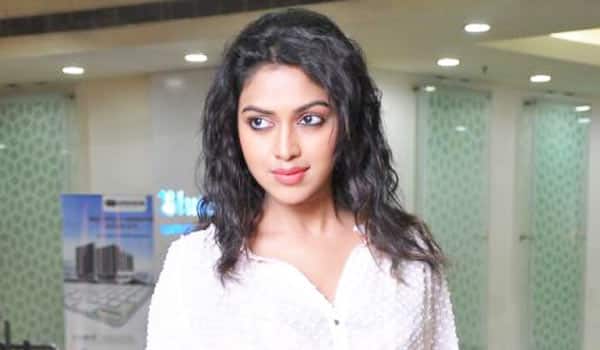 Luxury-car-case-:-Amalapaul-appear-for-enquiry