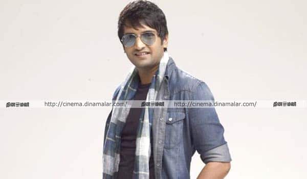 Santhanam-helps-to-his-past-director