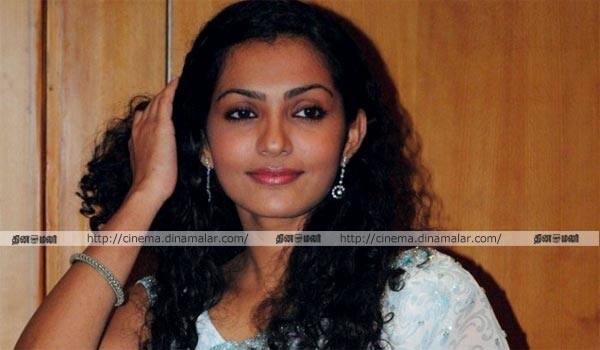 A-singer-behind-with-Parvathy