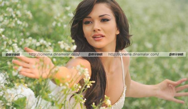 Nude-pose-is-glamour-not-sexual-:-Amy-Jackson