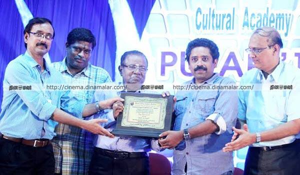 Seenu-Ramasamy-gets-Peoples-director-Award-from-The-Madura-College