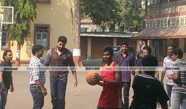 When-Abhishek-Bachchan-joined-students-in-a-spontaneous-game-of-basketball
