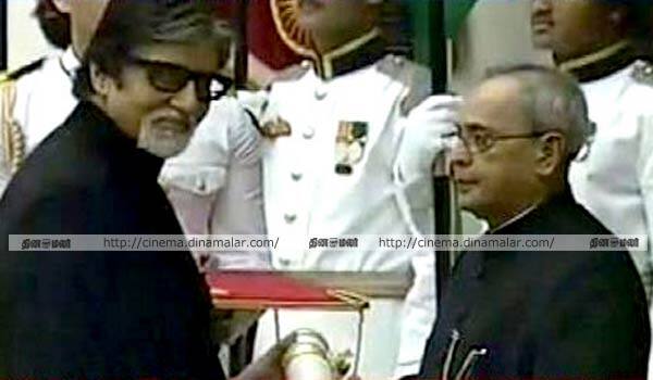 Amitabh-Bachchan-receives-Padma-Vibhushan-from-President-Pranab-Mukherjee
