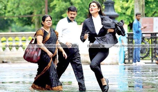 Shruti-hassan-is-not-driver-she-is-lawyer-in-Ajith-56