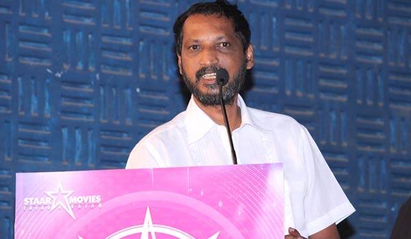 Na-Muthukumar-writing-lyricis-with-the-help-of-his-son