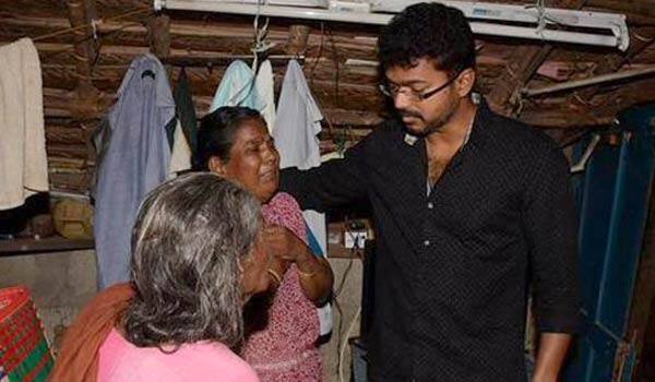 Vijay-visits-fans-house-who-died-in-Accident