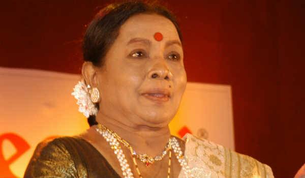 Prabhu-family-give-final-respect-to-manorama