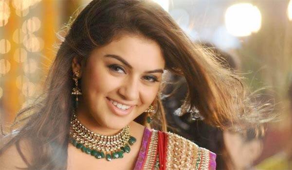 Hansika-helps-to-sweepers