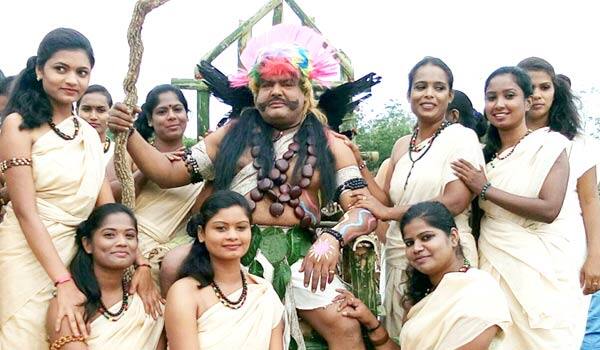 Mansoorali-khan-dance-with-dancers--in-forest