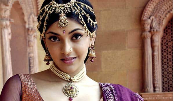 kajalagarwal-to-learn-sword-for-her-next-movie