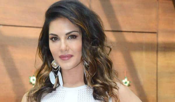 Sunny-Leone-nude-photo-viral-in-Government-office
