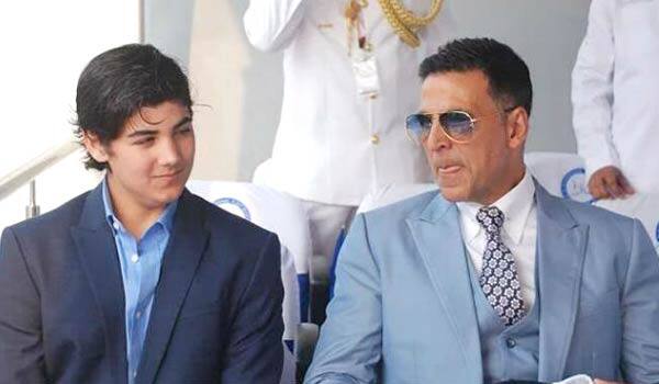 Akshay-and-his-Son-Aarav-wait-for-the-rains-to-play-Football
