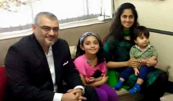 thala-ajith-with-his-family-in-london