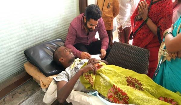 made-the-dream-his-fan-true-junior-ntr-meets-the-cancer-patient-in-bangalore