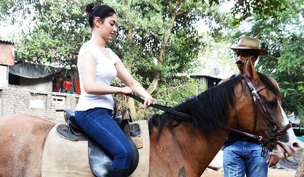 Tamanna-take-trainning-for-horse-riding