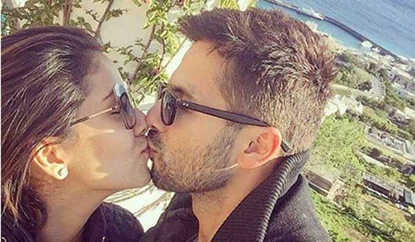 shahid-kapoor--kissing-his-wife-with-love-is-in-social-site