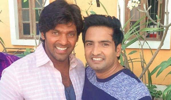 arya-makes-fun-of-santhanam-with-weight-less-foods