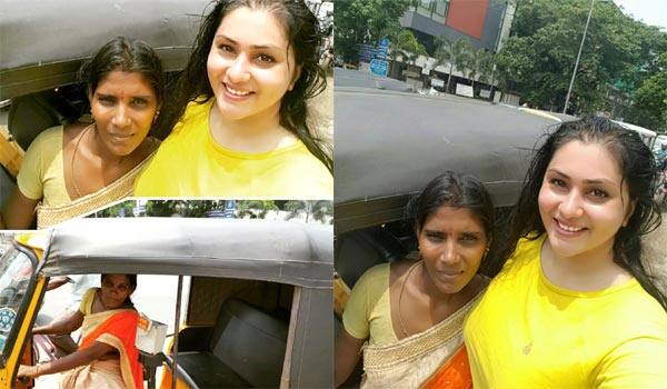Namitha-selfie-with-Lady-auto-driver