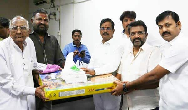 Diwali-gifts-to-producer-council-member