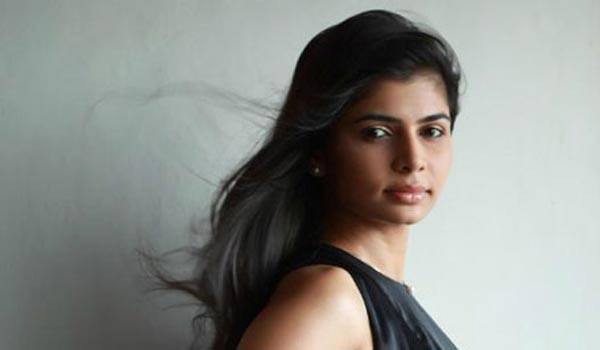 Chinmayi-was-helped-by-a-police-with-the-500-change