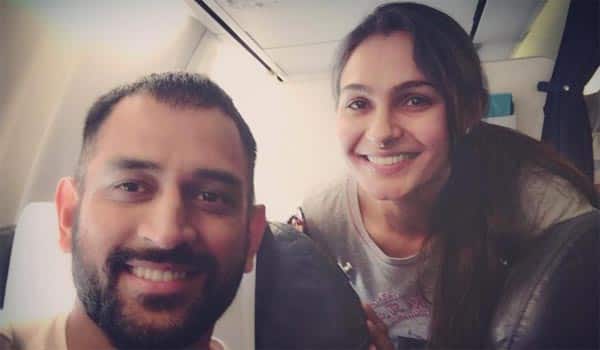 actress-Andrea--took-selfie-with-the-indian-captain-ms-dhoni