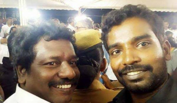 karunas-took-selfie-with-a-fan-in-the-cremation-of-jayalalitha