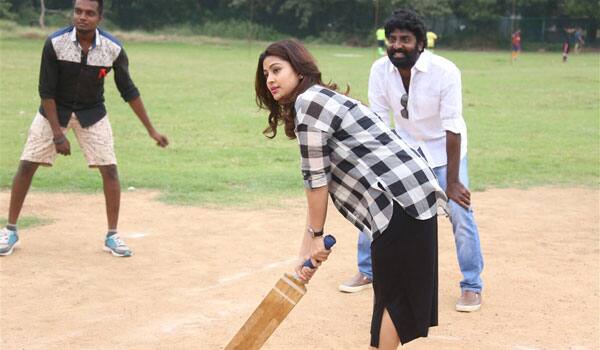 Sneha-play-cricket-for-AIDS-affected-children