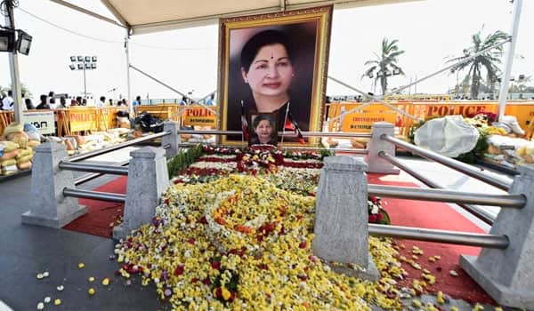 Producer-council-pay-respects-to-Jayalalitha