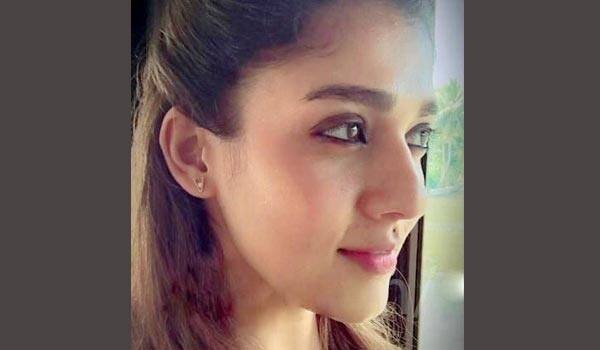 Nayantharas-shows-her-love-via-ear-ring