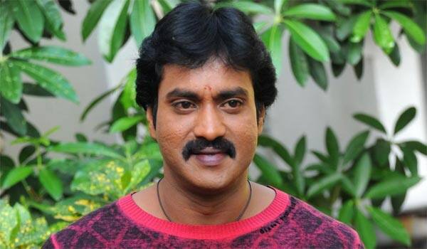 actor-sunil--went-to-tripathi-temple