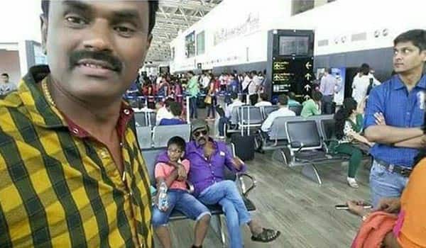 Kavundamani-was-very-happy-with-people-in-the-airport