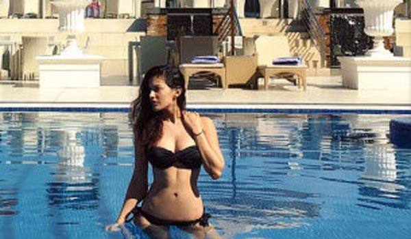 Amyra-Dastur-Chills-By-The-Pool-In-Colombo