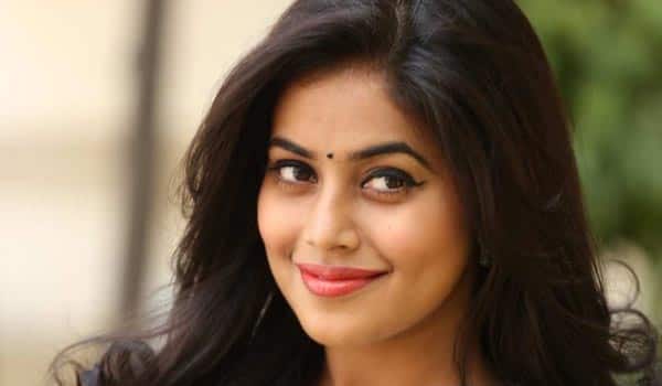 movie-crew-does-not-send-me-out-from-the-set-of-koodiveeran-says-actress-Poorna