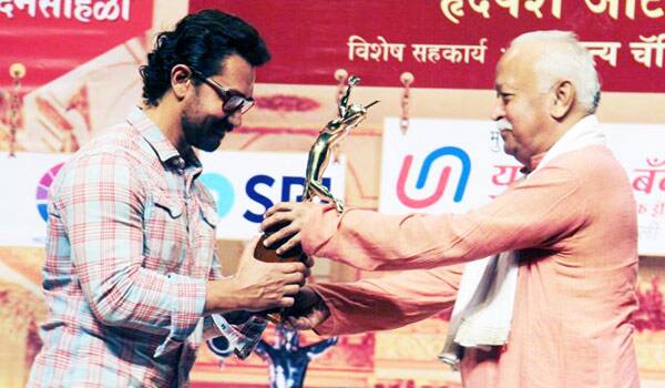 RSS-Head-gave-award-to-Aamirkhan