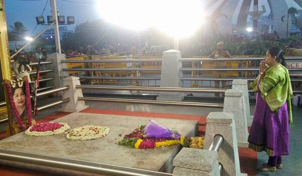 Actress-vindhya-pay-respects-at-Jayalalitha-memorial