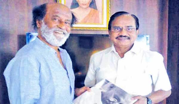 Rajini-discussed-with-tamilaruvi-manian-on-his-political-entry