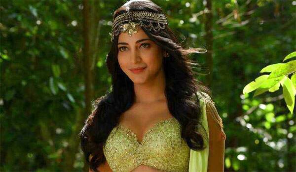 Fans-welcome-shrutihassan-out-in-Sangamithra-film