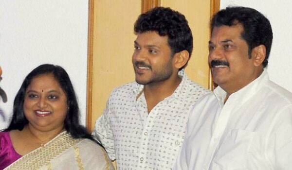 Mukesh---Saritha-at-a-stage-for-their-son
