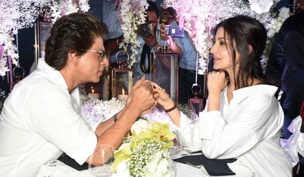 Shahrukh-Khan-even-can-romance-a-microphone-says-Anushka-Sharma