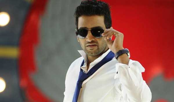 Santhanam-targeted-college-students