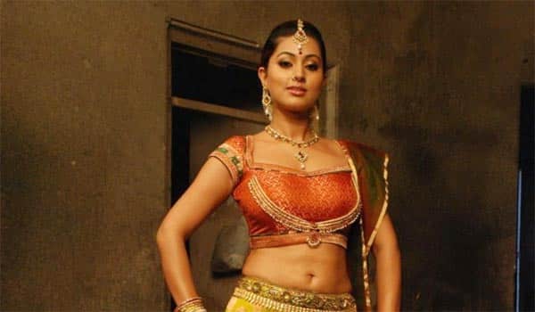 Sneha-acting-as-Draupadi-in-Gurushetra-movie