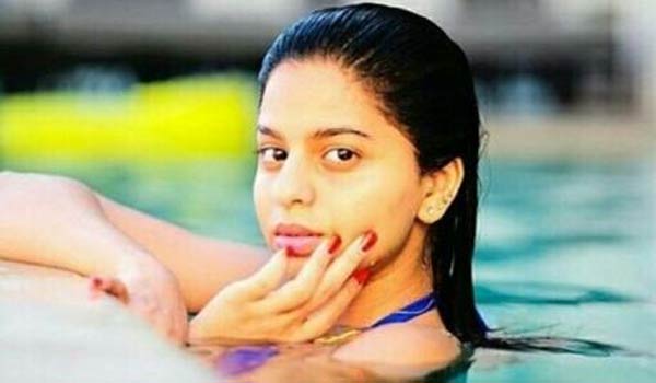 ShahRukh-Khan-daughter-Suhana-pool-picture