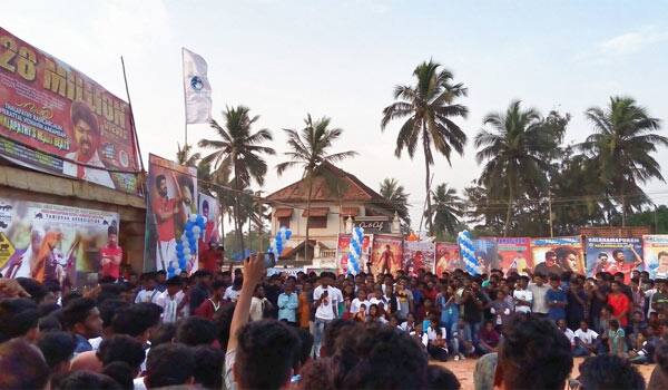 Kerala-Vijay-fans-Mersal-Publicity
