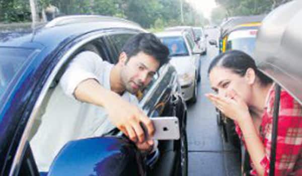 Varun-Dhawan-fined-for-selfie-at-Traffic,-also-he-says-Apology