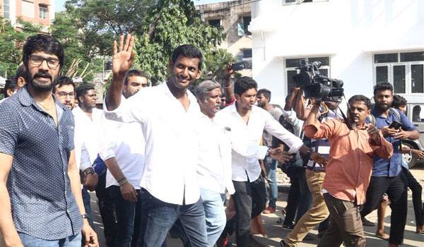 Director-Cheran-and-some-of-Producers-oppose-Vishal-for-contesting-in-RK-Nagar-Election,-also-starts-protest-inside-council