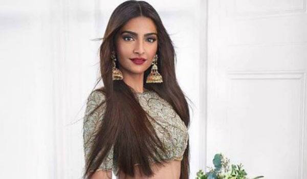 I-would-love-to-work-with-R.-Balki-again-says-Sonam-Kapoor