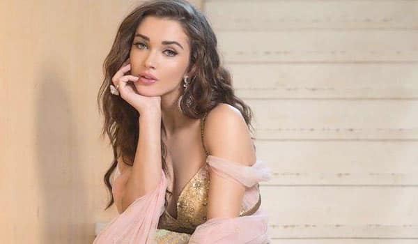 Saree-is-most-beautiful-thing-for-Woman-says-Amy-Jackson