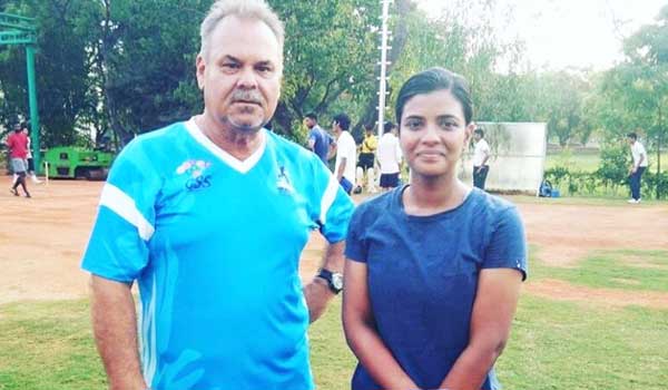 iswarya-rajesh-take-cricket-practice-from-australian-coach