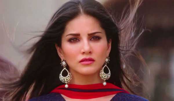 sunny-leone-cry-after-seeing-her-documentary