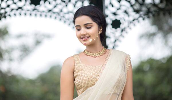 Glamour-without-vulgur-is-not-wrong-says-Anupama